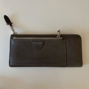 Marc Jacobs grey leather 3qt. Zip wallet
